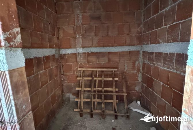 Shtepi ne shitje Apartament ne Tirane, Garsoniere, Mobilimi Bosh, pa mobiluar, Pagesa 83,000  Euro.