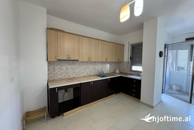 Shtepi me qera Apartament ne Tirane, 2+1, Mobilimi E mobiluar, Pagesa 400  Euro.
