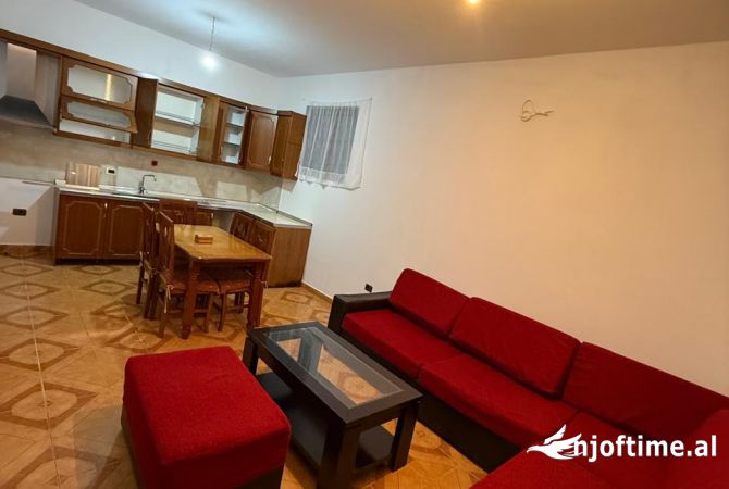 Shtepi me qera Shtepi Private ne Tirane, 2+1, Mobilimi E mobiluar, Pagesa 35,000  Leke.