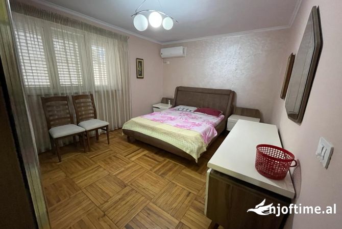 Shtepi me qera Apartament ne Tirane, 2+1, Mobilimi E mobiluar, Pagesa 500  Euro.