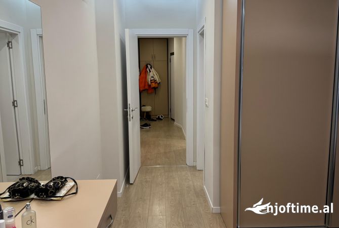 Shtepi ne shitje Apartament ne Tirane, 2+1, Mobilimi Pjeserisht e mobiluar, Pagesa 240,000  Euro.
