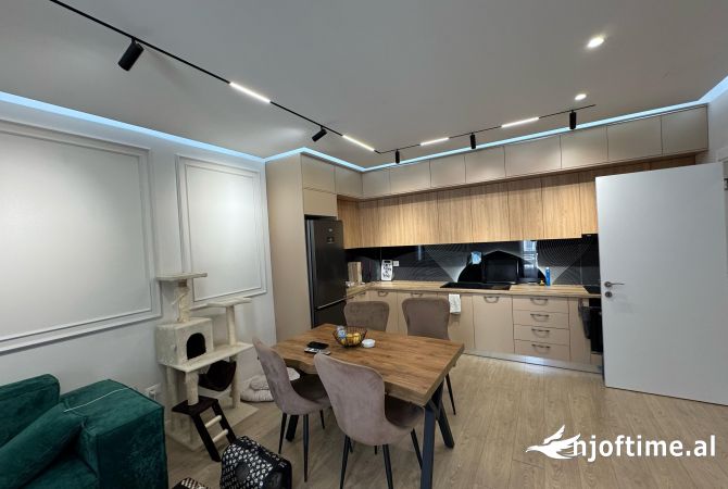 Shtepi ne shitje Apartament ne Tirane, 2+1, Mobilimi Pjeserisht e mobiluar, Pagesa 240,000  Euro.