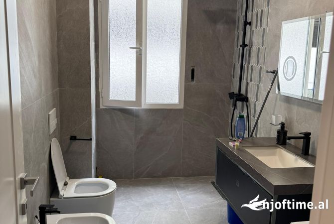 Shtepi ne shitje Apartament ne Tirane, 1+1, Mobilimi E mobiluar, Pagesa 125,000  Euro.
