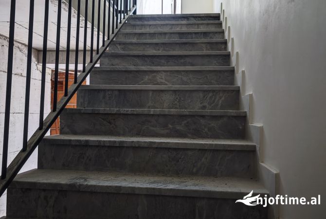 Shtepi ne shitje Apartament ne Tirane, 1+1, Mobilimi Bosh, pa mobiluar, Pagesa 82,621  Euro.