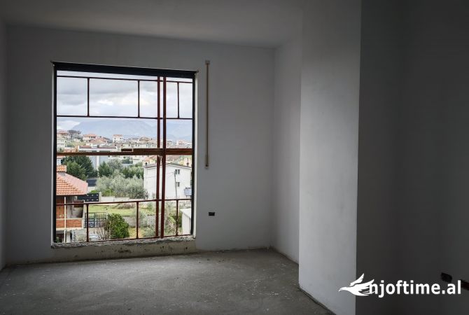Shtepi ne shitje Apartament ne Tirane, 1+1, Mobilimi Bosh, pa mobiluar, Pagesa 82,621  Euro.