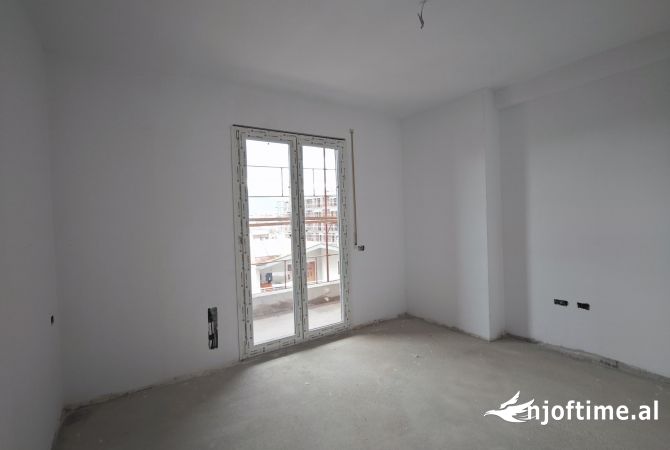 Shtepi ne shitje Apartament ne Tirane, 1+1, Mobilimi Bosh, pa mobiluar, Pagesa 82,621  Euro.