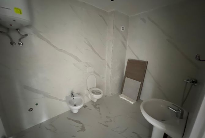 Shtepi me qera Apartament ne Tirane, 2+1, Mobilimi Bosh, pa mobiluar, Pagesa 450  Euro.
