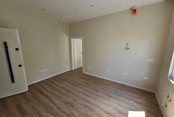 Shtepi ne shitje Apartament ne Tirane, 1+1, Mobilimi Bosh, pa mobiluar, Pagesa 124,000  Euro.