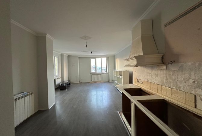 Shtepi ne shitje Apartament ne Tirane, 3+1, Mobilimi Bosh, pa mobiluar, Pagesa 328,900  Euro.