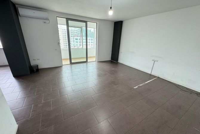 Qera Ambjent Per Zyre Cmimi: 700 Euro 