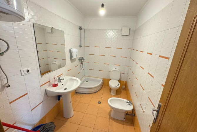 Qera Ambjent Per Zyre Cmimi: 700 Euro 