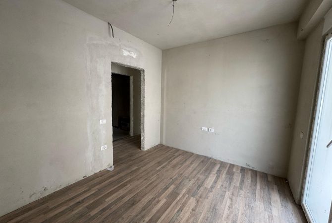 Shtepi ne shitje Apartament ne Tirane, 3+1, Mobilimi Bosh, pa mobiluar, Pagesa 320,000  Euro.