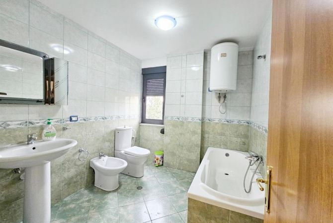 Ambient biznesi me qera 3+1 ne Tirane - 1,000 Euro