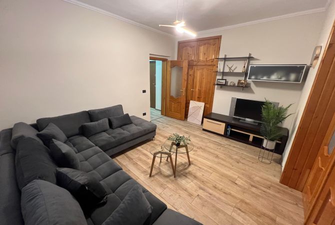 Shtepi me qera Apartament ne Tirane, 3+1, Mobilimi E mobiluar, Pagesa 650  Euro.