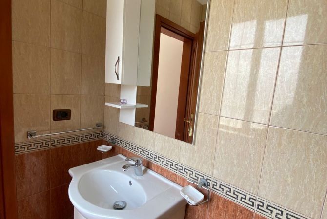 Shtepi me qera Shtepi Private ne Tirane, 4+1, Mobilimi Pjeserisht e mobiluar, Pagesa 2,500  Euro.