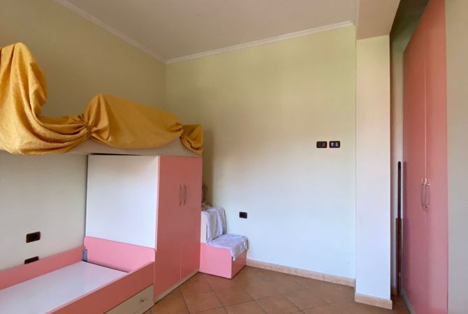 Shtepi me qera Shtepi Private ne Tirane, 4+1, Mobilimi Pjeserisht e mobiluar, Pagesa 2,500  Euro.