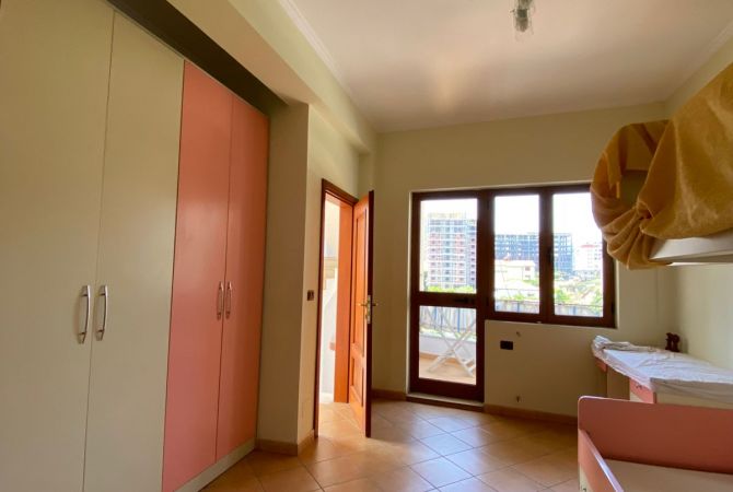 Shtepi me qera Shtepi Private ne Tirane, 4+1, Mobilimi Pjeserisht e mobiluar, Pagesa 2,500  Euro.