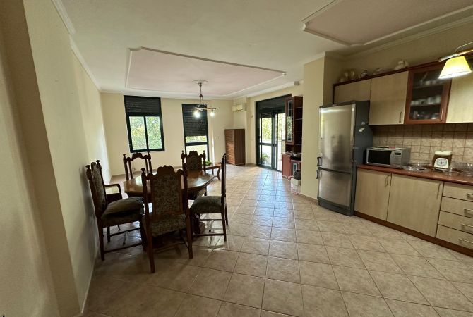 Ambient biznesi me qera 3+1 ne Tirane - 1,100,000 Leke