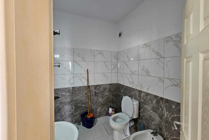 Shtepi me qera Apartament ne Tirane, 2+1, Mobilimi Pjeserisht e mobiluar, Pagesa 40,000  Leke.