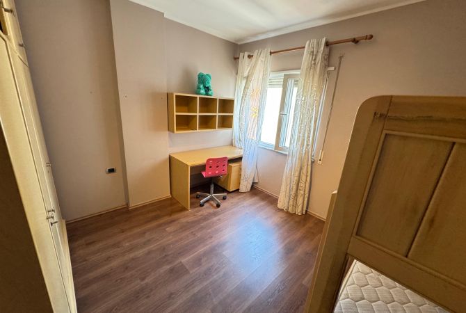 Shtepi me qera Apartament ne Tirane, 3+1, Mobilimi E mobiluar, Pagesa 750  Euro.