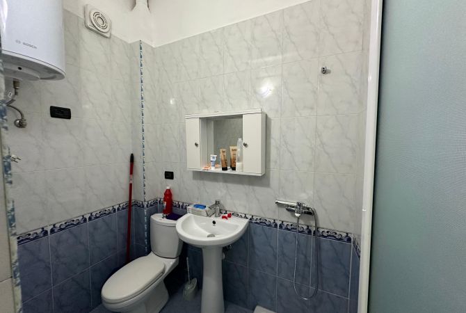 Shtepi me qera Apartament ne Tirane, 1+1, Mobilimi Pjeserisht e mobiluar, Pagesa 450  Euro.