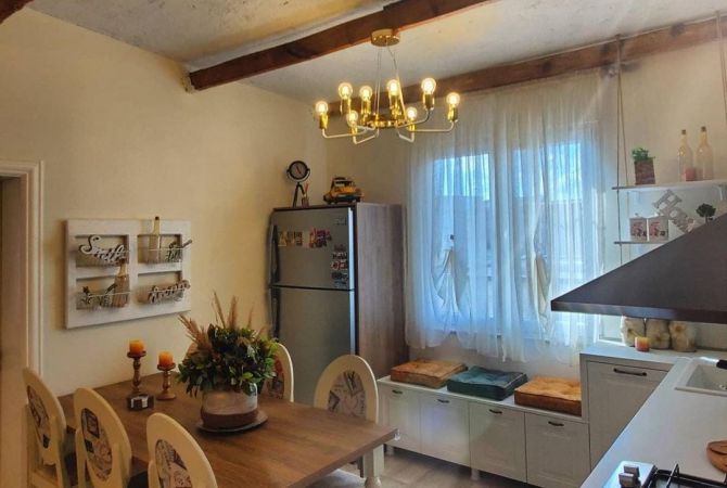 Shtepi ne shitje Apartament ne Tirane, 2+1, Mobilimi E mobiluar, Pagesa 173,000  Euro.