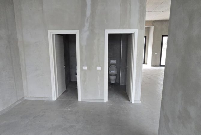 Ambient biznesi me qera 3+1 ne Tirane - 1,880 Euro