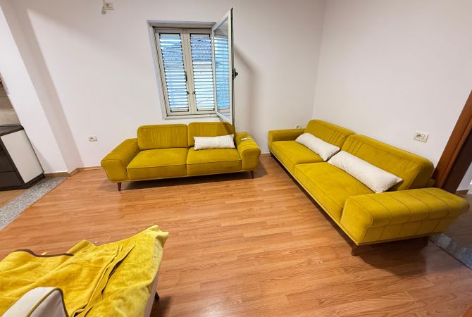 Shtepi me qera Apartament ne Tirane, 2+1, Mobilimi E mobiluar, Pagesa 500  Euro.