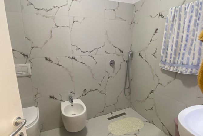 Shtepi ne shitje Apartament ne Tirane, 2+1, Mobilimi E mobiluar, Pagesa 170,000  Euro.