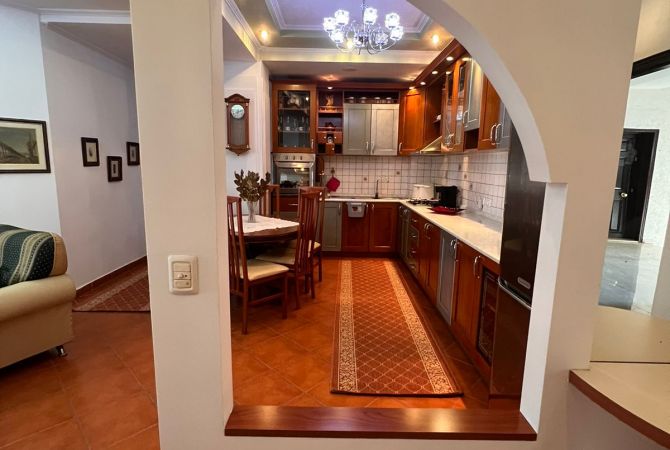 Shtepi me qera Apartament ne Tirane, 2+1, Mobilimi E mobiluar, Pagesa 700  Euro.