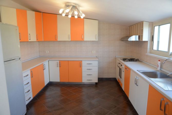 Shtepi me qera 4+1 ne Tirane - 1,200 Euro