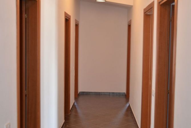 Shtepi me qera Papafingo(kati i catise) ne Tirane, 4+1, Mobilimi Pjeserisht e mobiluar, Pagesa 1,200  Euro.