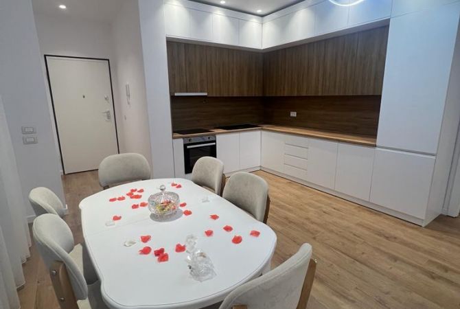 Shtepi me qera Apartament ne Tirane, 2+1, Mobilimi E mobiluar, Pagesa 900  Euro.