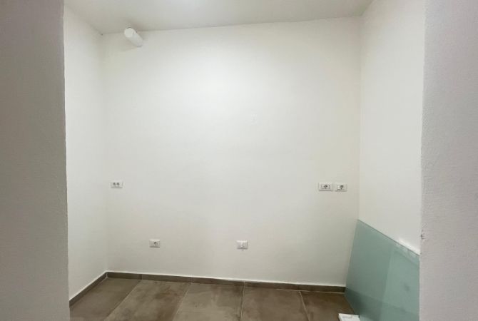 Ambiente Commerciale in Affitto 3+1 a Tirana - 850 Euro