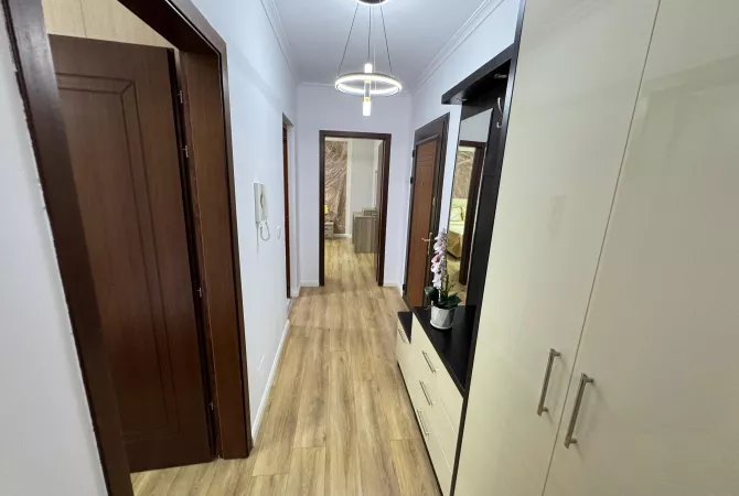 Shtepi ne shitje Apartament ne Tirane, 2+1, Mobilimi E mobiluar, Pagesa 147,000  Euro.