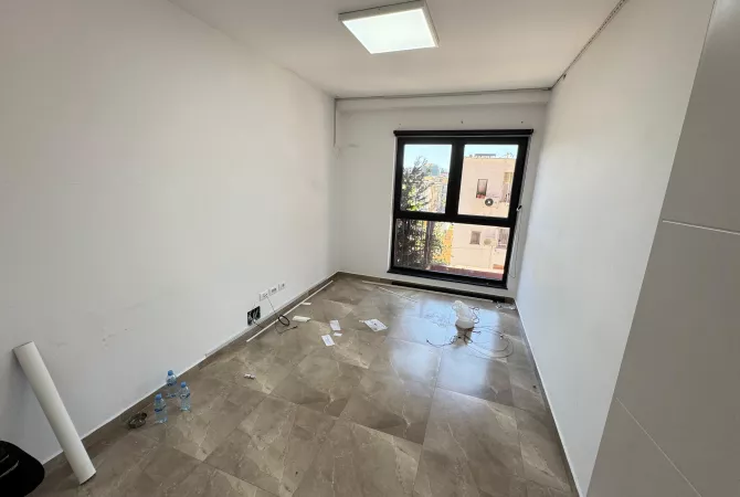 Ambiente Commerciale in Affitto 3+1 a Tirana - 700 Euro