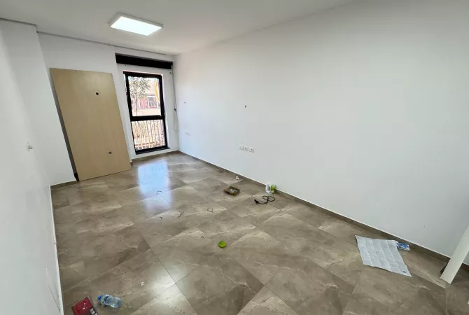 Ambiente Commerciale in Affitto 3+1 a Tirana - 700 Euro
