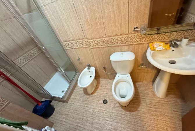 Shtepi me qera Apartament ne Tirane, 2+1, Mobilimi Pjeserisht e mobiluar, Pagesa 700  Euro.