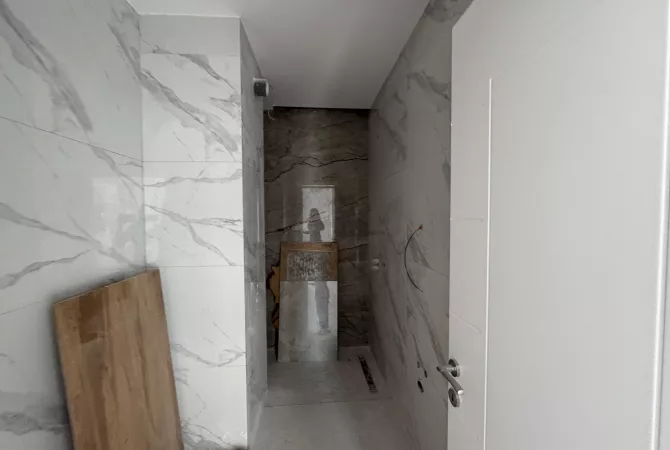 Shtepi ne shitje Apartament ne Tirane, 3+1, Mobilimi Bosh, pa mobiluar, Pagesa 320,000  Euro.