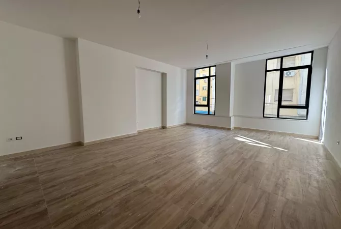 Ambjent biznesi me qera 3+1 ne Tirane - 1,300 Euro