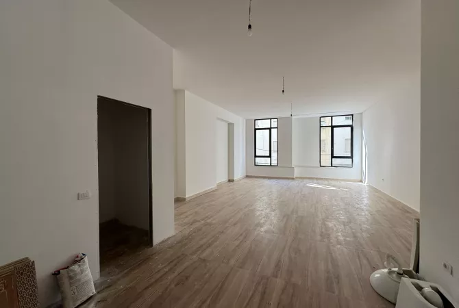 Ambjent biznesi me qera 3+1 ne Tirane - 1,300 Euro