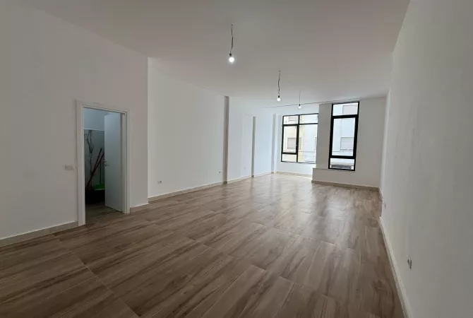 Ambjent biznesi me qera 3+1 ne Tirane - 1,300 Euro