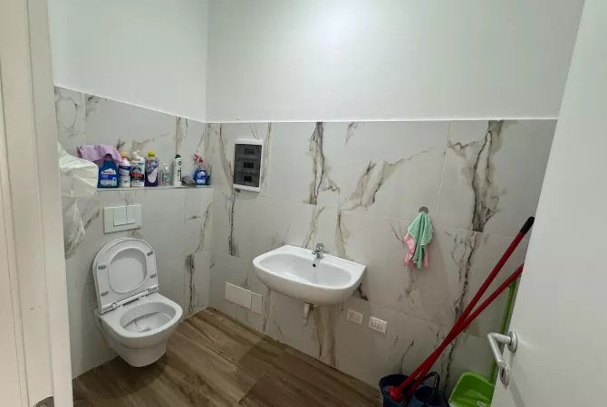 Ambjent biznesi me qera 3+1 ne Tirane - 1,300 Euro