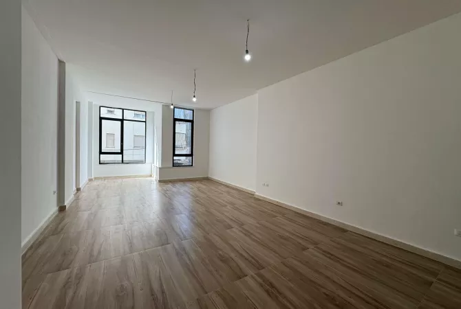 Ambjent biznesi me qera 3+1 ne Tirane - 1,300 Euro
