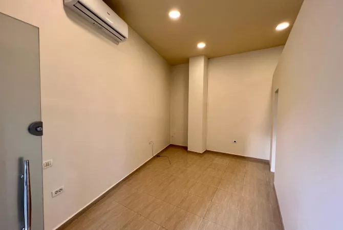 Ambiente Commerciale in Affitto 3+1 a Tirana - 550 Euro