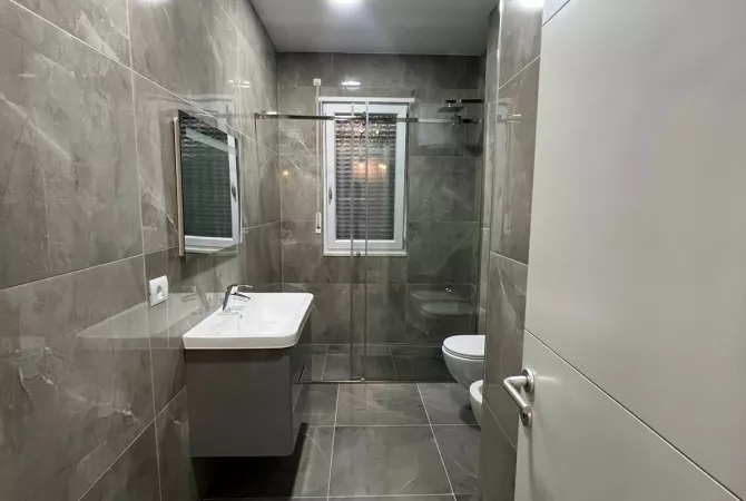 Shtepi me qera Apartament ne Tirane, 2+1, Mobilimi E mobiluar, Pagesa 900  Euro.