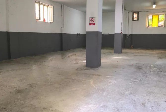 Ambiente Commerciale in Affitto 4+1 a Tirana - 1,500 Euro