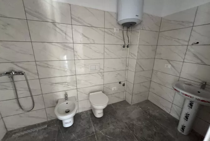 Shtepi ne shitje Apartament ne Tirane, 2+1, Mobilimi Bosh, pa mobiluar, Pagesa 176,000  Euro.