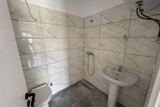Shtepi ne shitje Apartament ne Tirane, 2+1, Mobilimi Bosh, pa mobiluar, Pagesa 176,000  Euro.