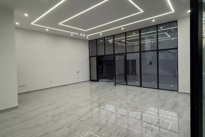 📣 Shitet Dyqan 📍 Paskuqan, prane Spitalit dhe Shkolles Paskuqan💶 Cmimi total: 214,600 Euro